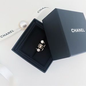 CHANEL 2022 S/S Faux Pearl Gold Ear Cuff